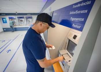 Cresce número de brasileiros que sacam dinheiro em bancos