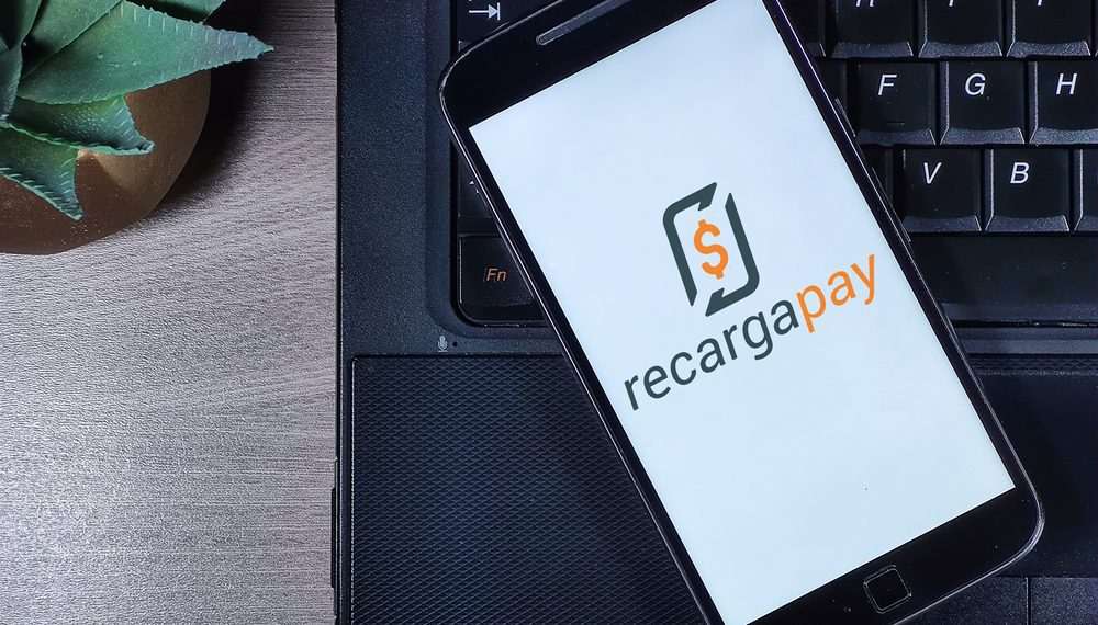 O super app RecargaPay anuncia a expansão de sua Conta PJ, agora acessível para todas as empresas com o Cadastro Nacional da Pessoa Jurídica (CNPJ). Com a novidade, empreendedores de todos os segmentos e tamanhos, sejam pequenas, médias ou grandes empresas, além de associações e entidades com ou sem fins lucrativos, poderão abrir uma conta gratuita no aplicativo e acessar uma série de benefícios exclusivos. Entre eles, ganhos extras no pagamento de contas e boletos e um bônus diário de 106% do CDI. O app permite ainda o gerenciamento e a emissão simplificada de documentações, como o imposto DAS, agregando mais praticidade, economia e segurança no dia a dia dos clientes. A expansão da Conta PJ do RecargaPay acompanha o crescimento do empreendedorismo no Brasil, que registrou a abertura de 2,8 milhões de pequenas empresas entre janeiro e agosto de 2024, segundo dados do Sebrae. Em 2023, por exemplo, o número de clientes com perfil de pessoa jurídica do RecargaPay também avançou: no último ano, o app viu o número de clientes com CNPJ triplicar. Inicialmente voltado apenas para Microempreendedores Individuais (MEIs) e Empresário Individual (EI), o portfólio de soluções financeiras da empresa para o público PJ agora atende também os modelos de negócios em Sociedade LTDA, Sociedade Limitada Unipessoal (SLU), Sociedade Simples e Sociedade Anônima (SA). “A missão do RecargaPay é simplificar a vida dos empreendedores, independentemente do tamanho do negócio. A expansão da Conta PJ é um reflexo desse trabalho de mais de uma década no mercado. Queremos continuar apoiando os empreendedores brasileiros com uma solução financeira prática, segura e conveniente. Eles precisam focar no que realmente importa: cuidar do negócio, fazer ele crescer”, comenta Wenceslao Frers, Senior VP de PJ do RecargaPay. Com a nova fase do serviço, o RecargaPay passa a oferecer benefícios que vão além do óbvio para novos perfis de empreendedores, como o Pix QR Code sem custos, uma maquininha com as menores taxas do mercado e a oferta de um bônus diário equivalente a uma porcentagem do CDI sobre o saldo das vendas recebidas. Além disso, os clientes podem revender serviços do app, como recarga de celular e cartões de transporte, e ainda ganhar uma renda extra. Essas funcionalidades fortalecem a competitividade dos negócios, oferecendo uma alternativa que integra economia, ganho adicional e inovação no processo de cobrança e pagamento.