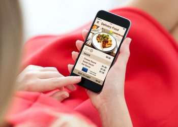 Gasto médio em pedidos no delivery é 12% maior que consumo nos restaurantes, aponta a Ticket