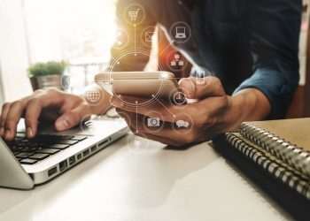 Estudo aponta que 83% dos consumidores vão fazer compras de Natal pelo smartphone