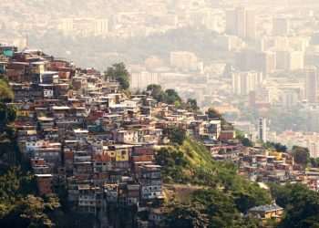 48% dos moradores de comunidades brasileiras pretendem usar apps e sites na Black Friday