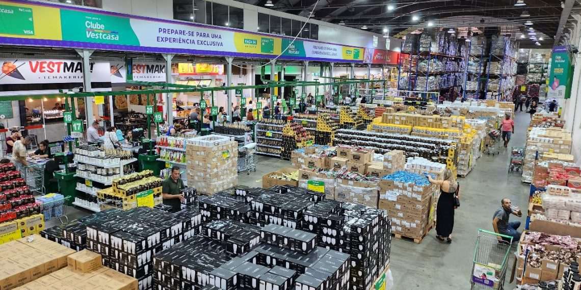 Vestcasa evita descarte de mil toneladas de plástico com venda de produtos sem embalagem