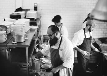 Bares e restaurantes têm dificuldades para contratar profissionais especializados