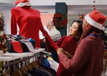 Natal: consumidores brasileiros preferem comprar em lojas físicas e pagamentos à vista