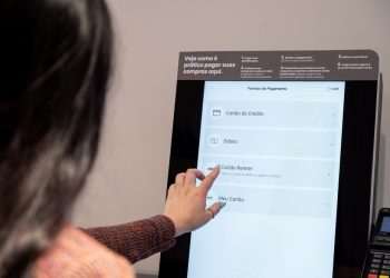 Renner investe em caixas de autoatendimento para melhorar experiência de compra