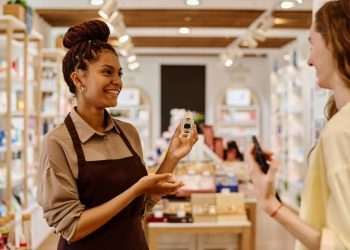 Natura &Co América Latina alcança metas de salário digno para colaboradores na região