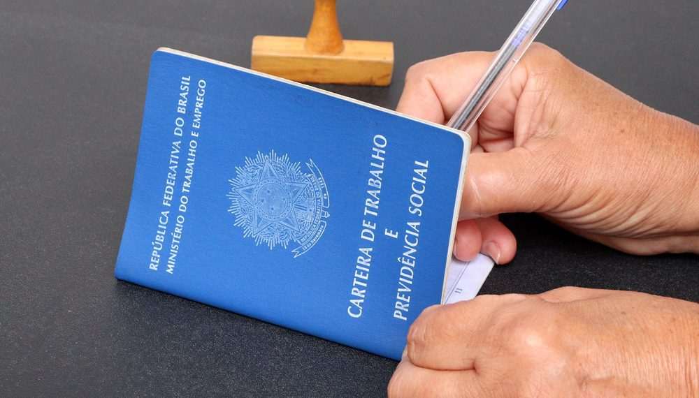 Número de pessoas que buscam emprego há mais de dois anos recua 17,3%