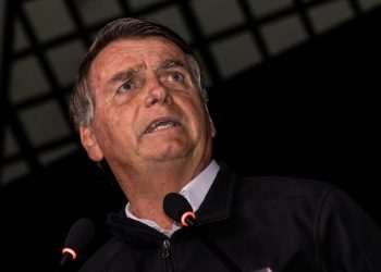 Ordem do STF determina que Bolsonaro entregue passaporte à Justiça