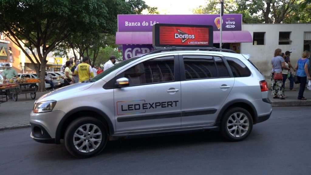 Motoristas de aplicativo aumentam receita anúncios em tela de led