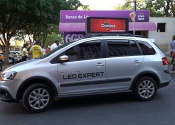 Motoristas de aplicativo aumentam receita anúncios em tela de led