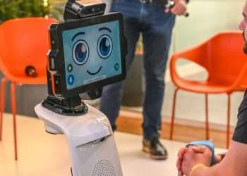 Robô "trabalha" como assistente de compras no Supermarket Blue do Rio de Janeiro