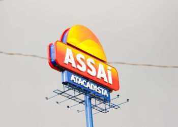 Assaí Atacadista usa robô alimentado por IA em loja para aprimorar a experiência do cliente