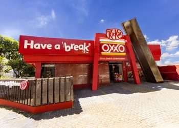 Em parceria com indústria e marcas, Oxxo prepara experiência emblemática para a Páscoa