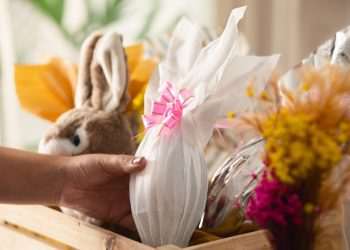 Marcas e varejistas apostam em collabs e brindes para alavancar vendas na Páscoa