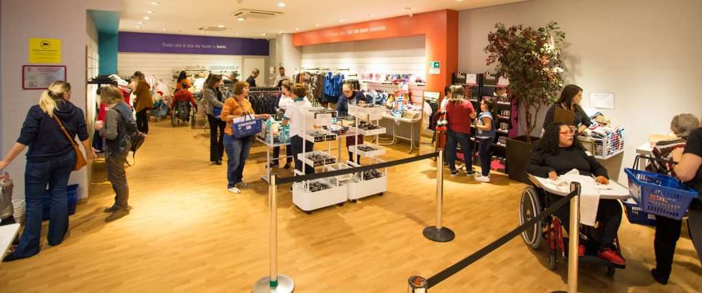 Marisa faz sua primeira participação no bazar da AACD e doa 2.330 peças