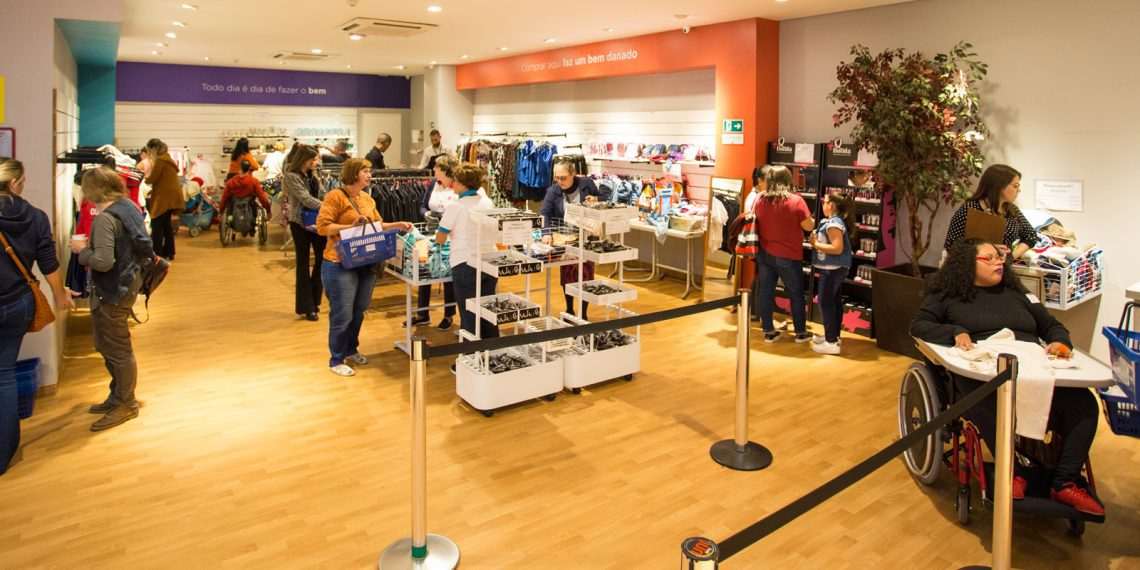 Marisa faz sua primeira participação no bazar da AACD e doa 2.330 peças