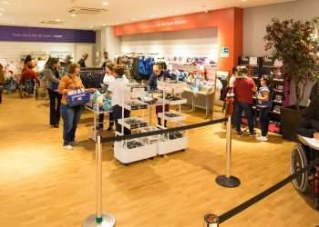 Marisa faz sua primeira participação no bazar da AACD e doa 2.330 peças