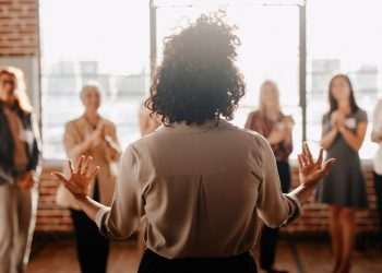 Aceleração para ONGs de empoderamento feminino, educação e geração de renda recebe inscrições