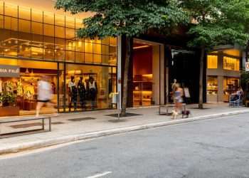 Fluxo retrai em lojas físicas, mas faturamento aumenta 9% em fevereiro