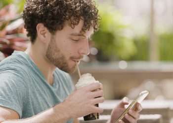 Nestlé segue tendência internacional e avança com café gelado nas lojas parceiras