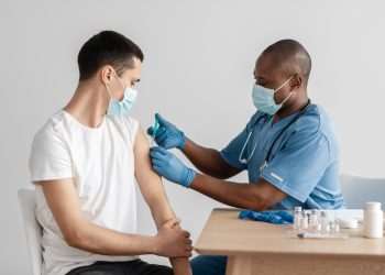 Pague Menos e Extrafarma iniciam campanha de imunização contra a gripe