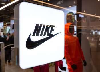 Nike tem vendas estáveis no trimestre fiscal até fevereiro; ação cai 8% em NY