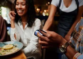 Cartão de benefícios com dupla função é tendência de mercado para empresas