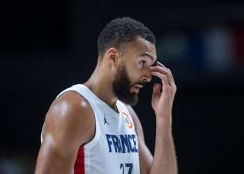 NBA multa jogador em US$ 100 mil por acusar juízes de manipulação de apostas