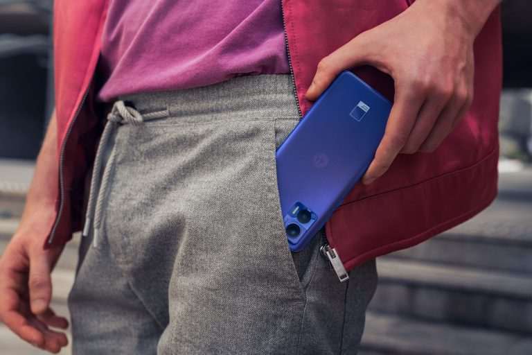 Motorola lança smartphones com calibração de cores para diferentes tons de pele