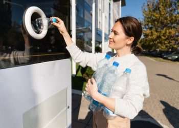 Coca-Cola, Nestlé e outras gigantes pressionam por ações contra a poluição por plástico