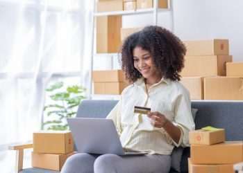 Cartão de crédito é a forma mais usada para reposição de estoque no varejo de vizinhança