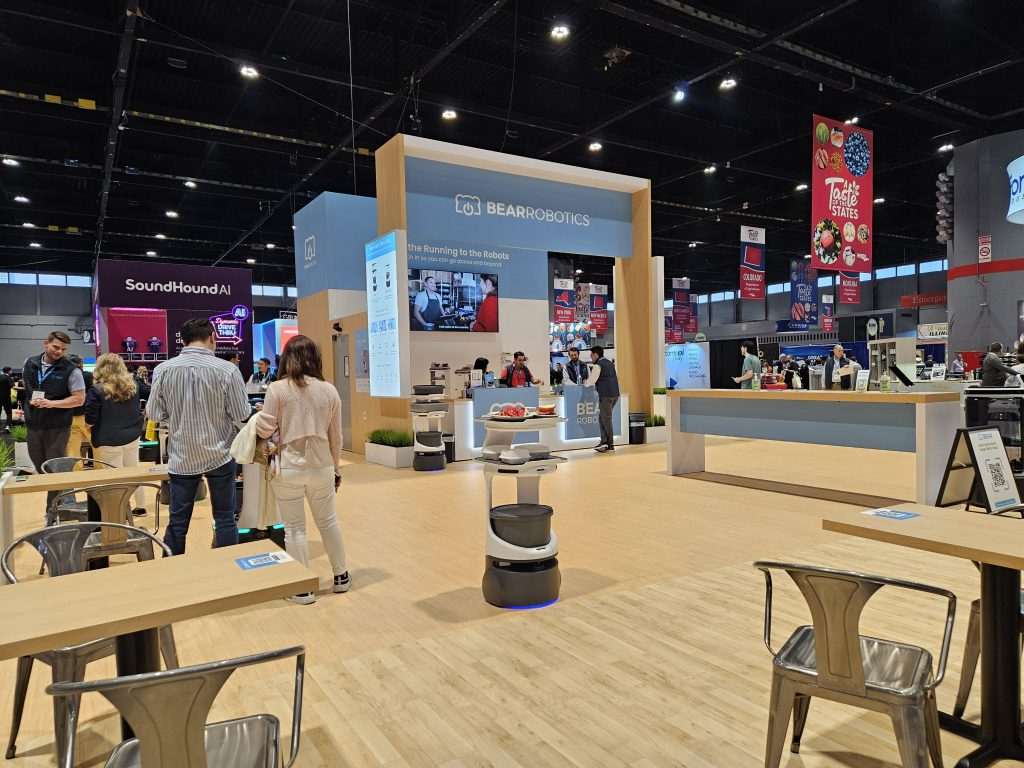 Robôs que servem clientes e fazem limpeza roubam a cena na NRA Show 2024