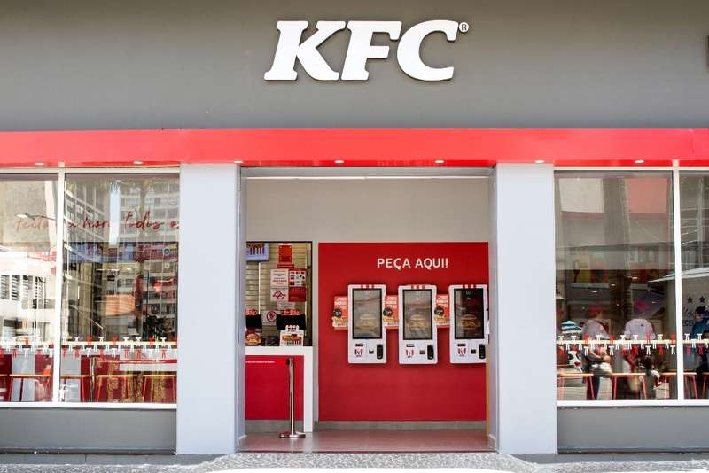 KFC avança na digitalização e conta com totens de autoatendimento em 88% de suas lojas