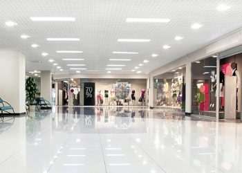 Shoppings têm queda no fluxo de visitas, enquanto lojas de rua registram aumento em abril