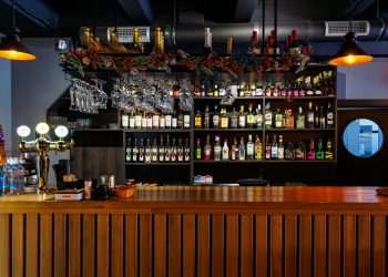 Quase metade dos brasileiros visita bares e restaurantes uma vez por semana