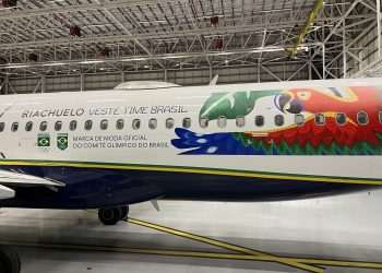 Riachuelo adesiva avião da Azul para apoiar atletas do Time Brasil nas Olímpiadas