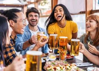 Bares e restaurantes têm aumento de 3,4% no volume de vendas em maio