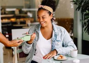 Estudo mostra que os consumidores brasileiros preferem cada vez mais os pagamentos digitais