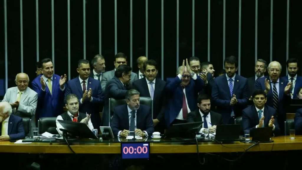 Câmara aprova texto-base da reforma tributária com trava no IVA