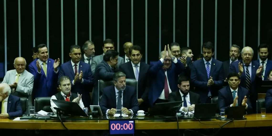 Câmara aprova texto-base da reforma tributária com trava no IVA