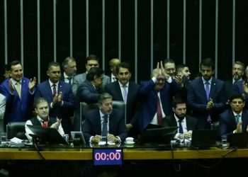 Câmara aprova texto-base da reforma tributária com trava no IVA