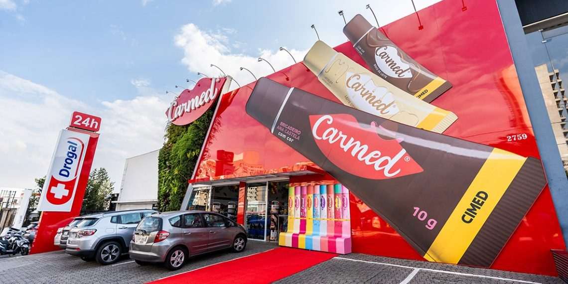 Cimed transforma fachadas de farmácias em ativação de Carmed e aumenta vendas