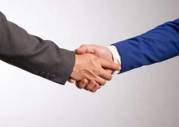 O impacto negativo das enchentes no Rio Grande do Sul (RS) sobre a atividade econômica deve aparecer principalmente nos dados do segundo trimestre. Os esforços para a recuperação, porém, podem gerar um “rebote parcial” no Produto Interno Bruto (PIB) do trimestre seguinte, avaliam economistas. Diante dessa premissa, o Santander Brasil reduziu recentemente a projeção para o PIB brasileiro do segundo trimestre, de crescimento de 0,3% para 0,1%, e aumentou a estimativa para o terceiro trimestre, de 0,5% para 0,6%. O economista Gabriel Couto ressalta que, se o impacto negativo for maior, a recuperação tende também a aumentar. Couto pondera que a duração do efeito tende a variar entre os setores. “Há aqueles em que tende a ser mais rápido, como alguns segmentos dentro de serviços”, exemplifica. “O impacto mais duradouro que vemos é sobre a indústria. A perda de capacidade produtiva e a destruição do capital fixo podem comprometer o setor por um pouco mais de tempo no Estado.” O banco recentemente elevou a projeção para o PIB de 2024, de crescimento de 1,8% para 2,0%. O aumento foi motivado pelas consequências do cenário mais aquecido do mercado de trabalho, mas foi parcialmente compensado pelo efeito baixista estimado para as consequências da situação no Rio Grande do Sul.