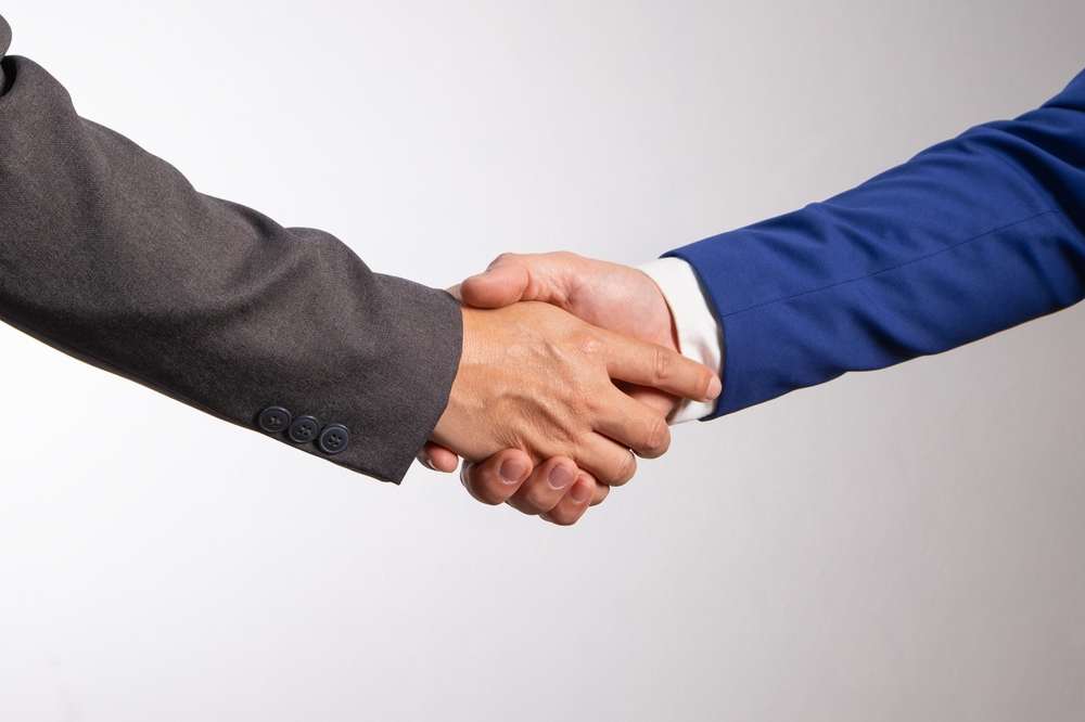 O impacto negativo das enchentes no Rio Grande do Sul (RS) sobre a atividade econômica deve aparecer principalmente nos dados do segundo trimestre. Os esforços para a recuperação, porém, podem gerar um “rebote parcial” no Produto Interno Bruto (PIB) do trimestre seguinte, avaliam economistas. Diante dessa premissa, o Santander Brasil reduziu recentemente a projeção para o PIB brasileiro do segundo trimestre, de crescimento de 0,3% para 0,1%, e aumentou a estimativa para o terceiro trimestre, de 0,5% para 0,6%. O economista Gabriel Couto ressalta que, se o impacto negativo for maior, a recuperação tende também a aumentar. Couto pondera que a duração do efeito tende a variar entre os setores. “Há aqueles em que tende a ser mais rápido, como alguns segmentos dentro de serviços”, exemplifica. “O impacto mais duradouro que vemos é sobre a indústria. A perda de capacidade produtiva e a destruição do capital fixo podem comprometer o setor por um pouco mais de tempo no Estado.” O banco recentemente elevou a projeção para o PIB de 2024, de crescimento de 1,8% para 2,0%. O aumento foi motivado pelas consequências do cenário mais aquecido do mercado de trabalho, mas foi parcialmente compensado pelo efeito baixista estimado para as consequências da situação no Rio Grande do Sul.