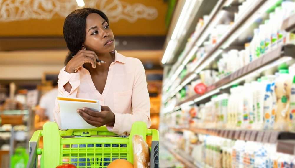 Intenção de consumo das famílias cai 0,2% em julho, mostra Índice