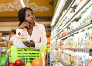 Intenção de consumo das famílias cai 0,2% em julho, mostra Índice