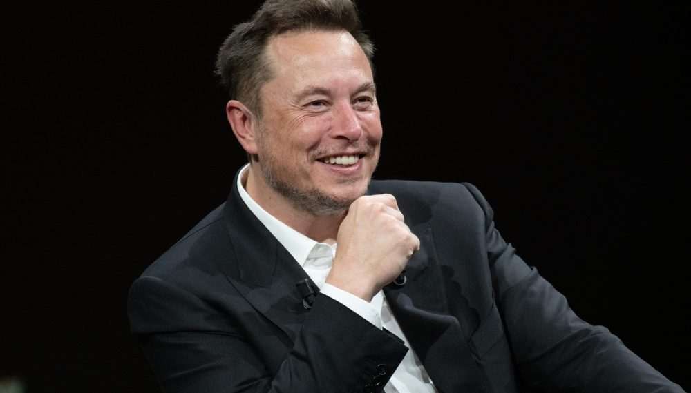 Elon Musk anuncia que Tesla usará robôs humanoides a partir do ano que vem