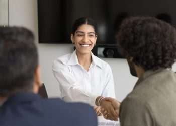 A Sólides, empresa de tecnologia de gestão de pessoas para pequenas e médias empresas (PMEs), lançou o Banco Unificado de Talentos, uma ferramenta que reúne currículos de profissionais cadastrados no portal Sólides Vagas. A plataforma oferece um sistema de busca por palavra-chave, o que possibilita que as empresas contratem o candidato mais adequado para a vaga. Com esta nova ferramenta, as empresas terão acesso a diversas informações sobre o profissional, como experiência, formação e habilidades de todos os profissionais cadastrados no portal Sólides Vagas. A solução conta com um sistema que oferece resultados de termos semelhantes ao cargo que o recrutador está em busca. Por exemplo, se o recrutador busca por “atriz”, a plataforma também entrega resultados de "cantor" e de outros profissionais com habilidades semelhantes. “Sabemos que o processo de busca por emprego muitas vezes pode ser longo e frustrante, tanto para as empresas quanto para os candidatos. O Banco Unificado de Talentos chega com o intuito de tornar esse processo menos moroso, possibilitando que candidatos sejam mais vistos pelas empresas e abrindo o leque de oportunidades para pessoas de todos os cantos do país”, afirma Ricardo Kremer, diretor de Produtos e Tecnologia da Sólides. O Banco Unificado de Talentos também disponibiliza outros filtros de busca: região específica (inserindo a cidade e também um raio máximo de distância), nível de escolaridade, faixa salarial, idiomas, entre outros. "Com o Banco Unificado de Talentos, o candidato preenche apenas uma vez os seus dados básicos profissionais, economizando seu tempo com uma etapa a menos”, explica Kremer. Proteção de dados Em conformidade com a Lei Geral de Proteção de Dados (LGPD), a identificação dos profissionais cadastrados no Banco Unificado de Talentos inicialmente não é exibida, sendo visualizadas apenas as letras iniciais do nome completo e as informações de experiência profissional, formação acadêmica e habilidades. Após esta primeira avaliação, o recrutador envia um pedido de autorização para liberação das demais informações do currículo – que é recebido pelo candidato em seu email. A partir desse momento, caso haja interesse em participar, a pessoa libera a autorização e todas as informações do currículo ficam visíveis para o recrutador, que poderá adicioná-la oficialmente ao processo seletivo aberto. “O lançamento do Banco Unificado de Talentos está alinhado com o nosso objetivo de nos tornarmos a plataforma líder em soluções de recrutamento e seleção no Brasil. Através deste movimento, queremos fortalecer nosso portfólio de produtos, oferecendo uma solução completa que atende tanto às necessidades das empresas quanto dos candidatos”, destaca Mônica Hauck, CEO e cofundadora da Sólides. Imagem: Shutterstock