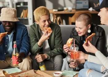 Cinco entre dez consumidores da geração Z têm o hábito de pedir comida por delivery