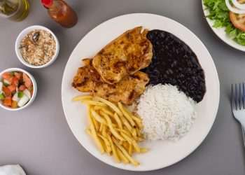 Refeição à la carte é 158% mais cara do que prato comercial no Brasil